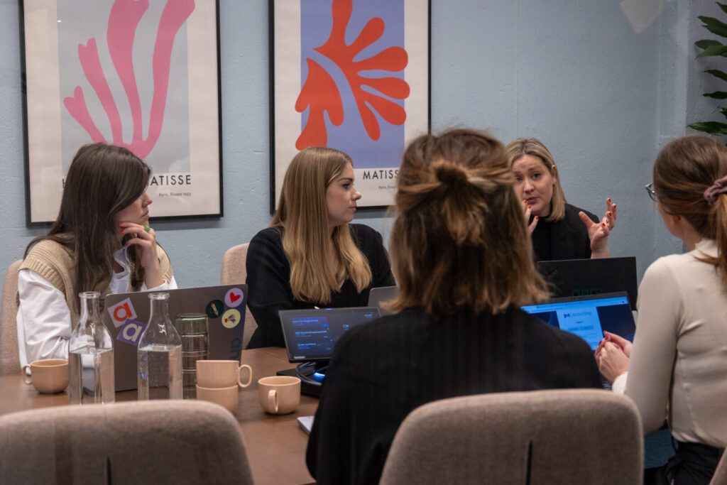 Konsulter från Ants Tech Recruiters som sitter runt ett bord