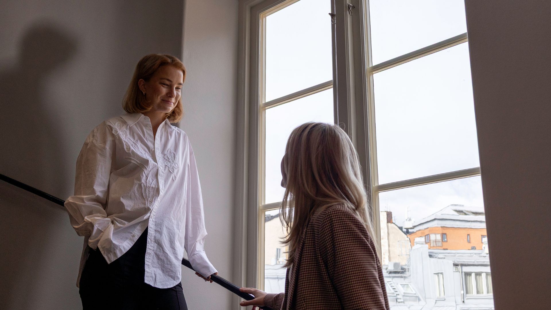 Två IT-rekryterare som står ett trapphus och pratar om AI's påverkan på lärande