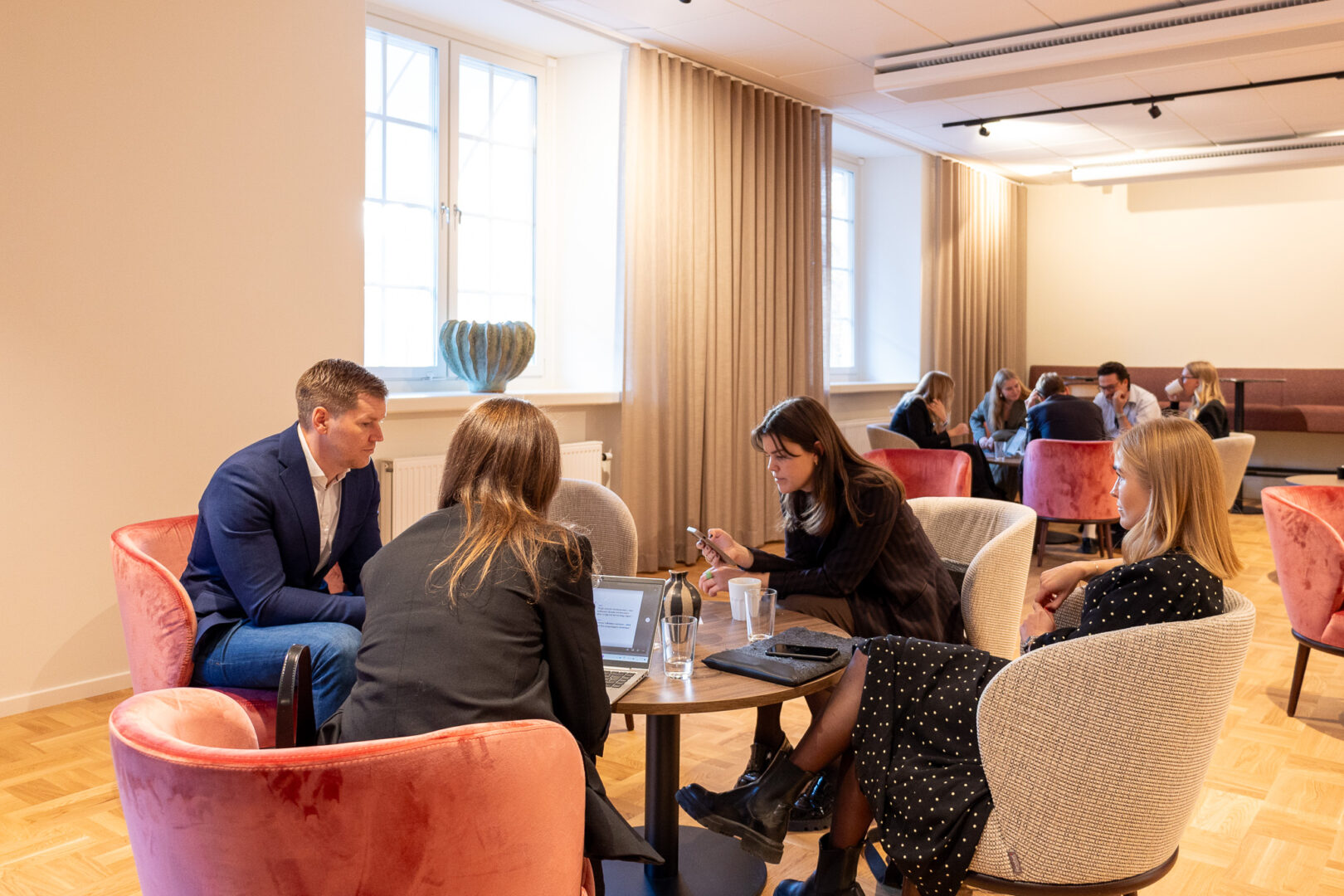 IT-rekryterare som sitter i en lounge i Stockholm