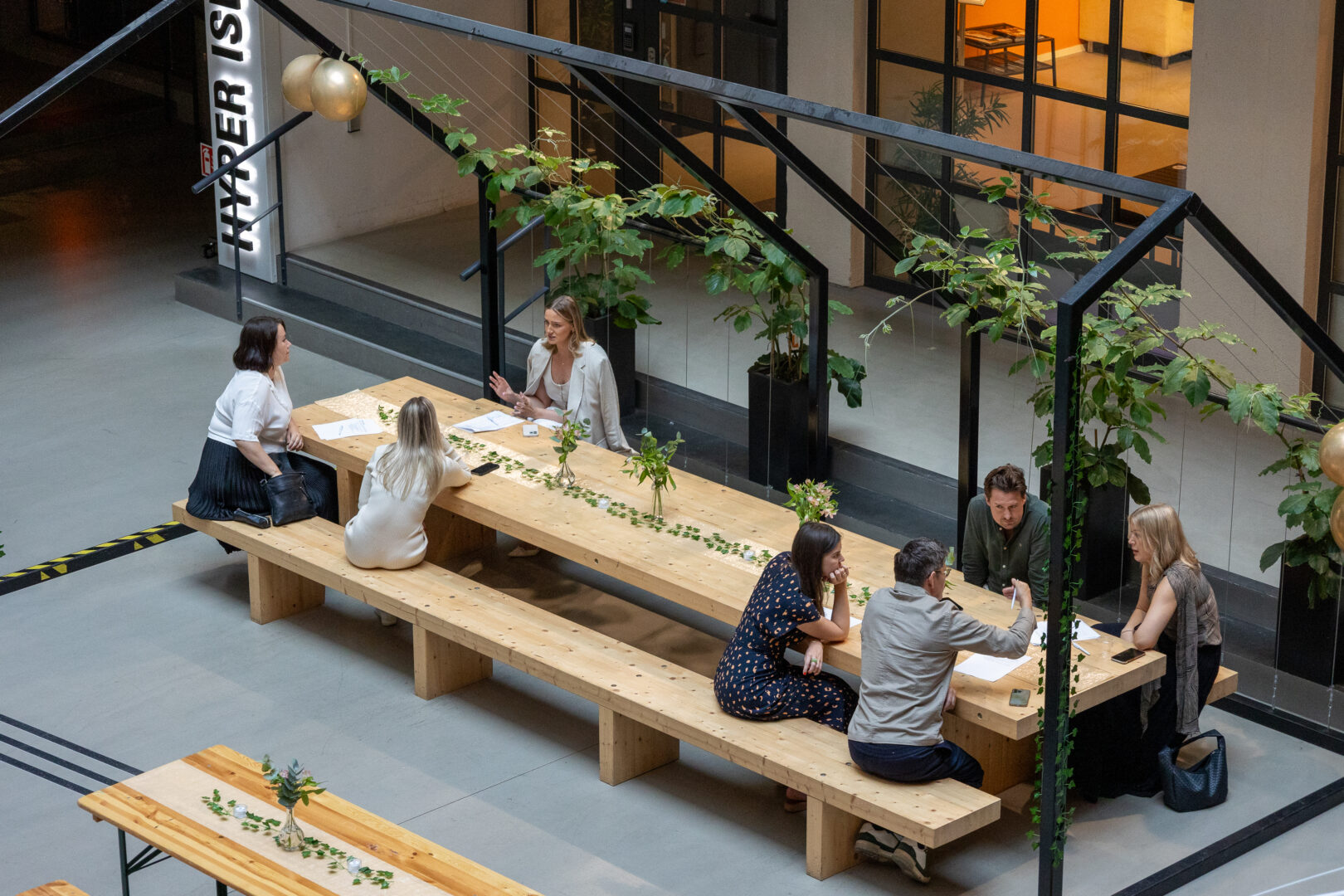 IT-rekryterare som sitter i ett kontor och pratar om arbetsplatsmodeller och dess påverkan på IT-rekrytering