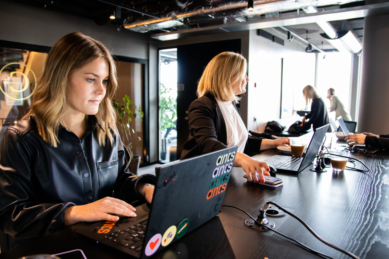 IT-rekryterare i Göteborg som sitter på ett kontor med sina datorer