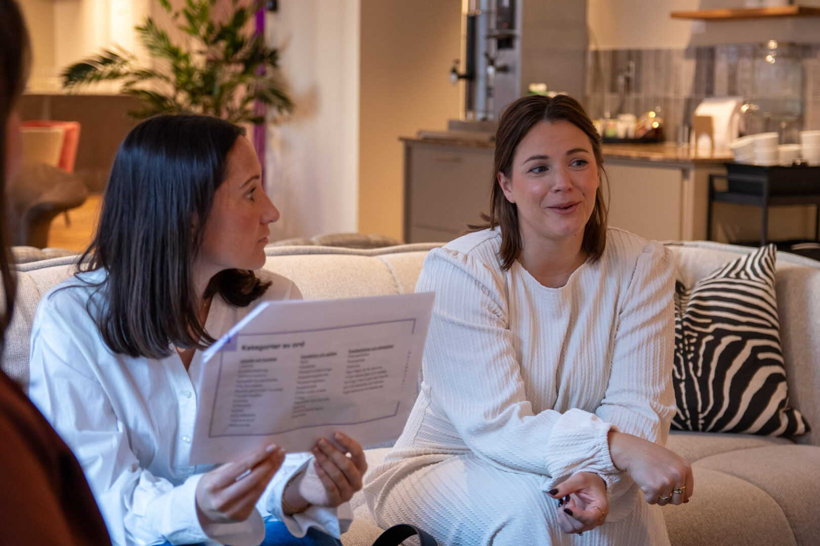 Två techrekryterare sitter i en soffa och samtalar om vilka trender de kan se inom IT-rekrytering just nu